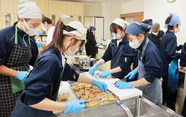 岐阜県飛騨市の<br>「防災士ガヤガヤ会議」 P2 5 中学生とプロの料理人による炊き出し訓練の様子 - 岐阜県飛騨市の<br>「防災士ガヤガヤ会議」