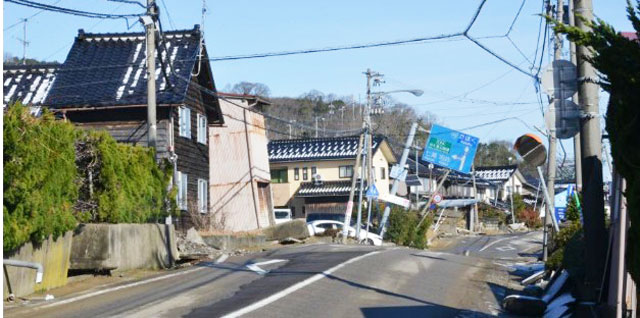 P4 2d 令和6年能登半島地震による被害「液状化、地割れ、土砂崩れ、建物被害など」（石川県HPより） - 令和6年能登半島地震 対策検証報告書