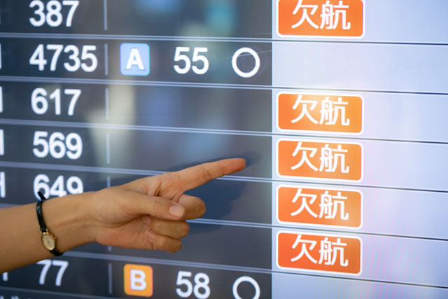災害時の人為災害「消費者トラブル」 P2 4 災害時交通機関のキャンセルトラブル(ACフォトイメージより) - 災害時の人為災害「消費者トラブル」