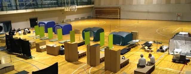 P5 4 就寝 - 弘前大の<br>産学連携「酷暑期避難所演習」